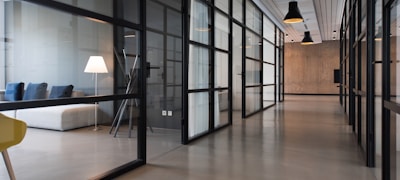 OD(中国)体育有限公司团队在现代化办公室内协作的工作场景
